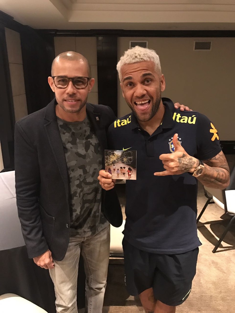 Pagode na concentra: Daniel Alves recebe Sorriso Maroto ...
