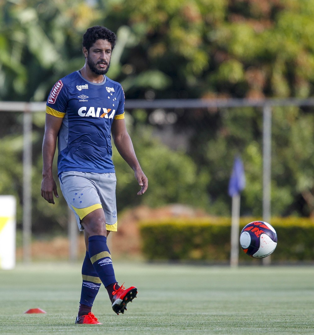 Léo busca inspiração em 2013 e 2014 para voltar da Vila com nova vitória