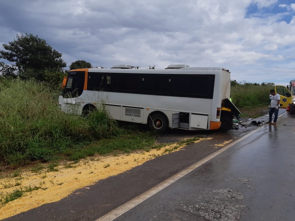 Dois passageiros de Ã´nibus que viajavam para pescar no ParÃ¡ morreram em acidente com carreta na BR-364 â€” Foto: PolÃ­cia RodoviÃ¡ria Federal de Mato Grosso/Assessoria