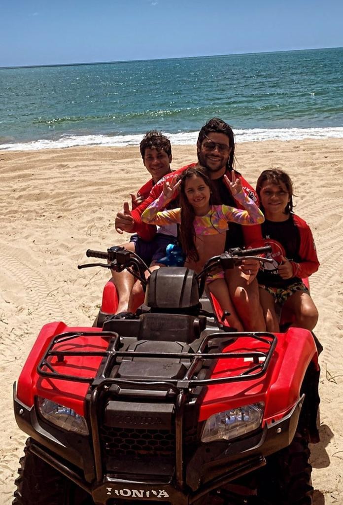 Hulk Paraíba com os filhos (Foto: Reprodução / Instagram)