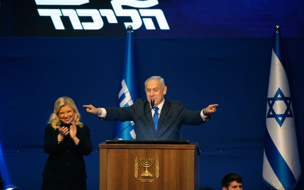 O primeiro-ministro israelense, Benjamin Netanyahu, e sua esposa Sara falam a apoiadores na sede da campanha do partido Likud, na cidade de Tel Aviv — Foto: Gil Cohen-Magen / AFP Photo