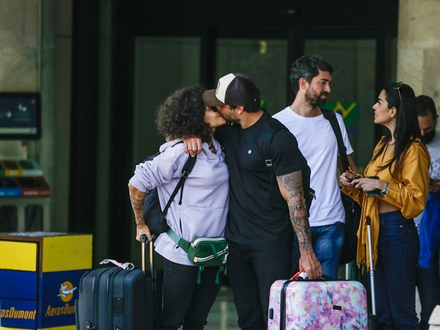 Aline Campos e Jesus Luz trocam beijos em aeroporto no Rio (Foto: Victor Chapetta e Vitor Pereira/AgNews)