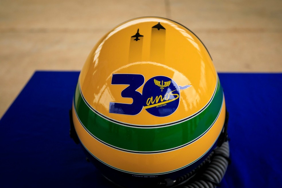 Capacete especial com dois aviões grafados no topo do seu icônico casco — Foto: Divulgação/Instituto Ayrton Senna