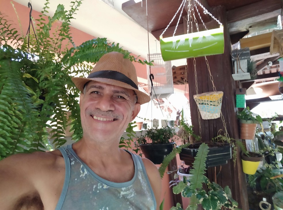 Reprodução/TV Gazeta — Foto: Artista plástico e artesão Kleber Nery, de 58 anos, foi encontrado morto dentro de casa