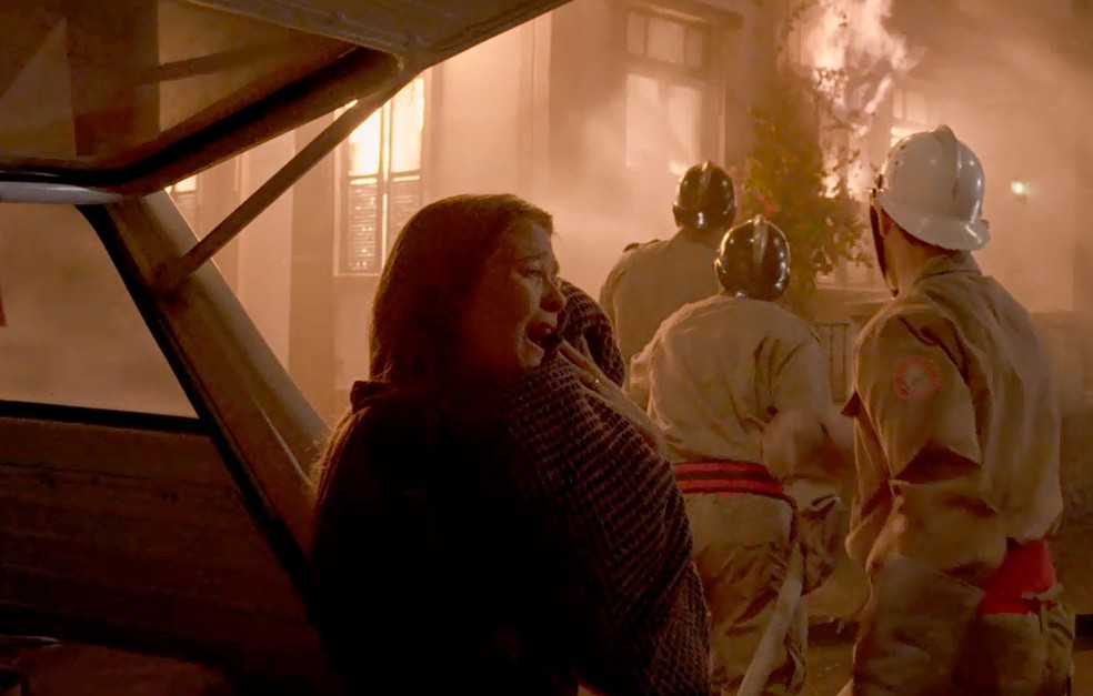 Em 'Amor de Mãe', no passado Thelma (Adriana Esteves) salvou seu filho de um incêndio, mas perdeu o marido — Foto: Globo