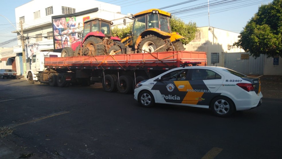 Tratores recuperados pelos policiais em Penápolis — Foto: Divulgação/Polícia Rodoviária Estadual