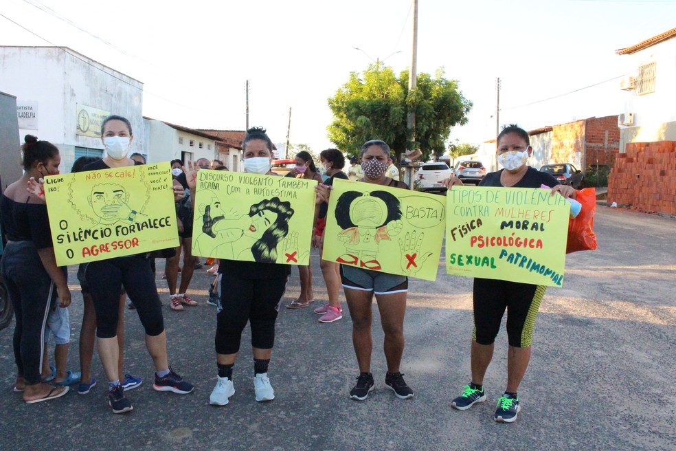 Marcha em defesa das mulheres em Teresina — Foto: Catarina Costa/G1 PI