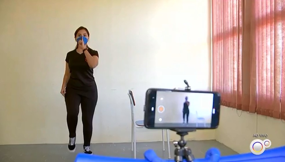 Profissionais incentivam pr&aacute;tica de exerc&iacute;cios f&iacute;sicos durante quarentena em Sorocaba &mdash; Foto: Reprodu&ccedil;&atilde;o/TV TEM