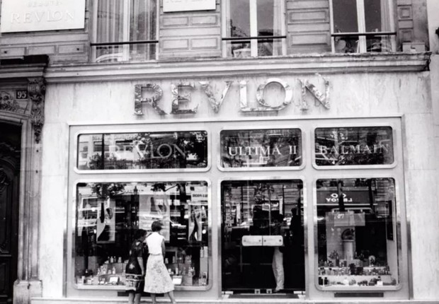 Loja da Revlon em Paris em 1979. A empresa tornou-se uma marca internacional em 1950 (Foto: GETTY IMAGES (via BBC))