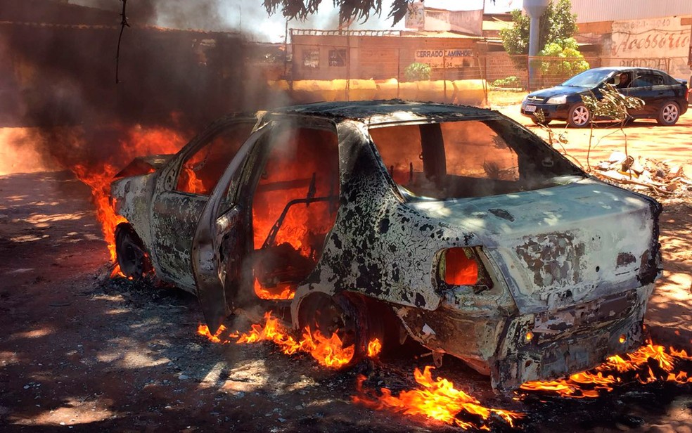 Carro pegou fogo durante conserto (Foto: Elvis Araújo/Blog do Braga)