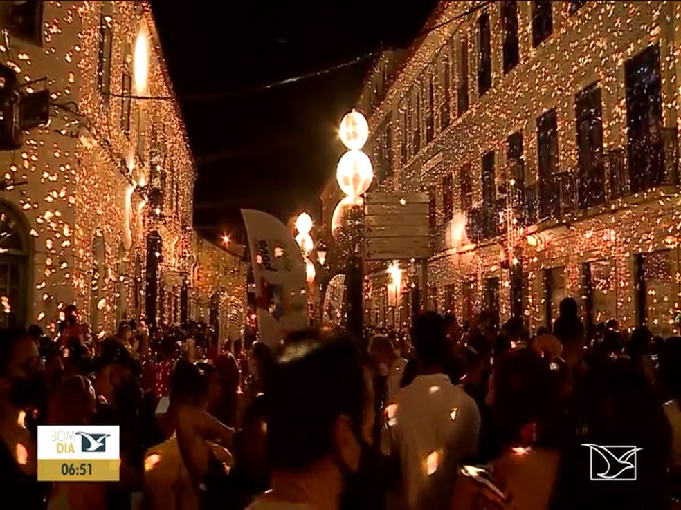 Muitas pessoas usavam máscaras, mas ficou difícil manter o distanciamento social no Centro Histórico de São Luís — Foto: Reprodução/TV Mirante