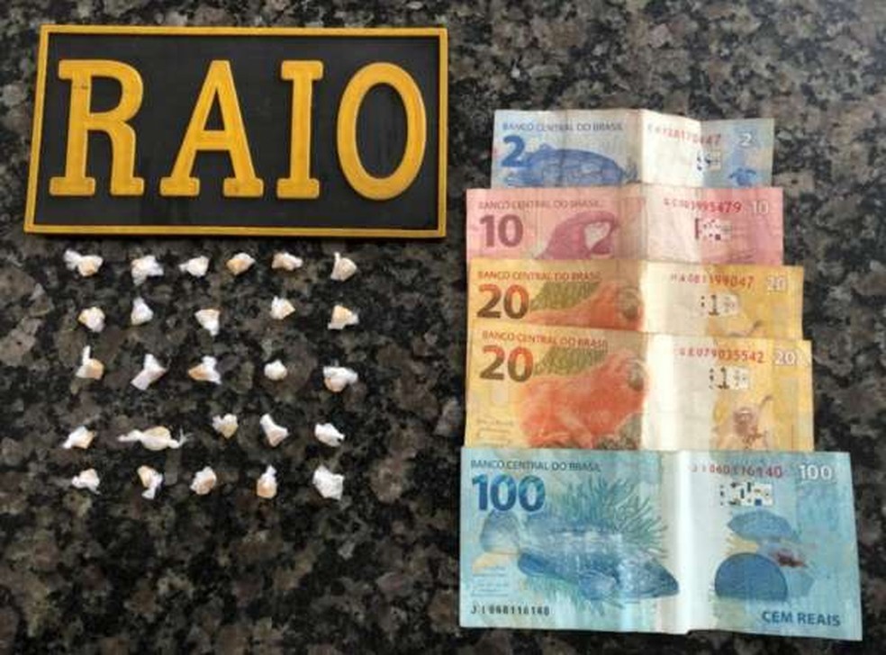 A droga e dinheiro foram encontrados na bolsa da idosa. — Foto: SSPDS/Reprodução