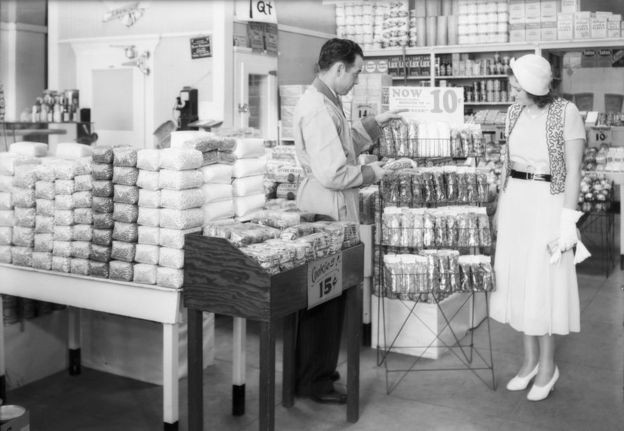 Na década de 1930, os consumidores passaram a comprar os produtos direto das prateleiras (Foto: Getty Images/BBC)