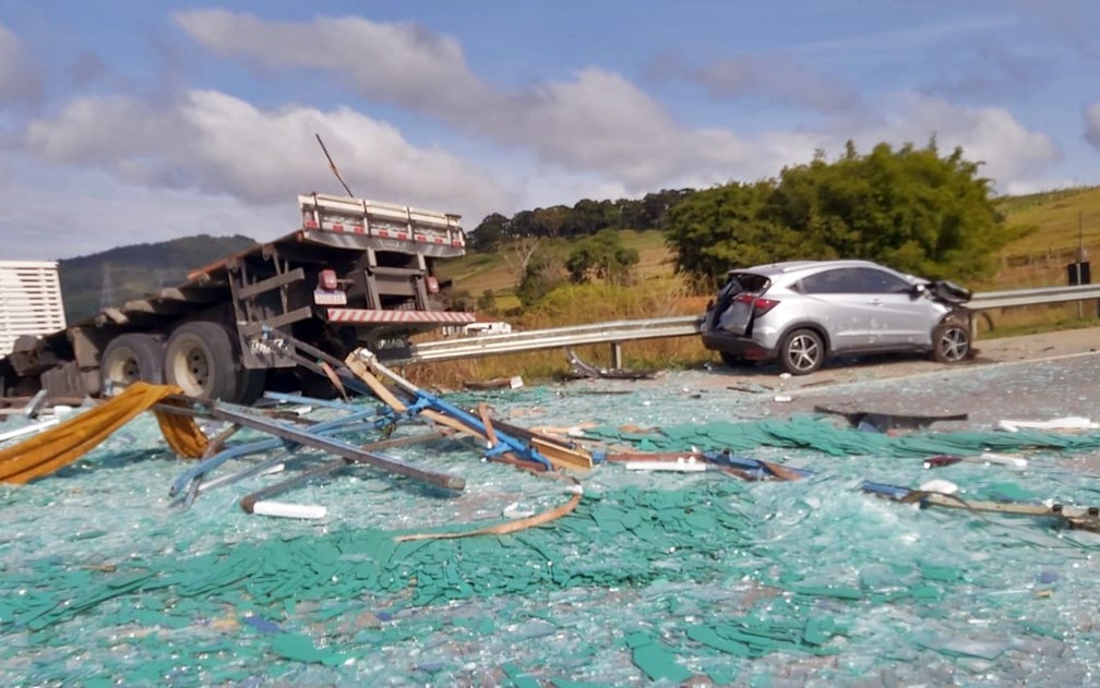 Acidente envolvendo caminhões e carro de passeio deixa BR-459 interditada, entre Piranguinho e Santa Rita do Sapucaí — Foto: Polícia Militar Rodoviária