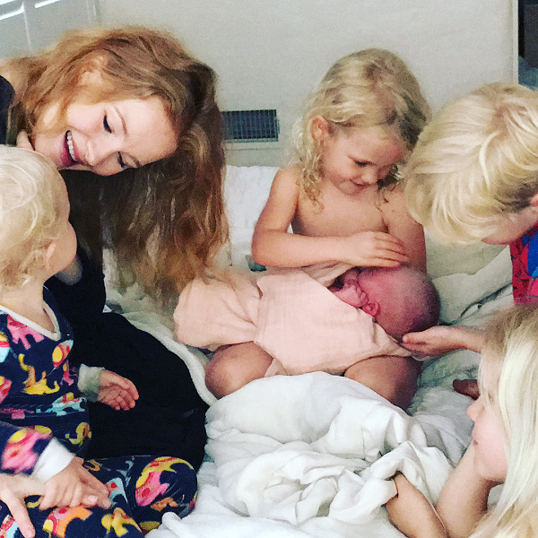 Kimberly Van Der Beek, esposa de James Van Der Beek, e seus cinco filhos (Foto: Reprodução/Instagram)