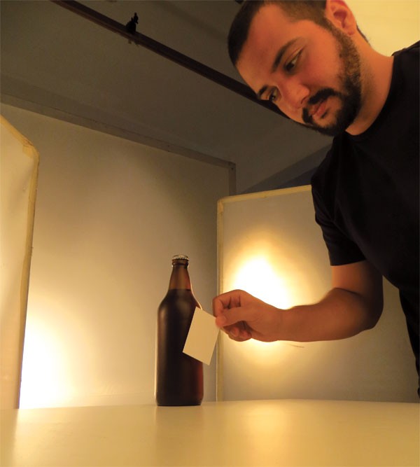 ROTULANDO: Chamamos o apreciador, sommelier de cervejas e produtor caseiro Pedro Cizoto para dar uma mão e produzir a foto de capa (Foto: Editora Globo)