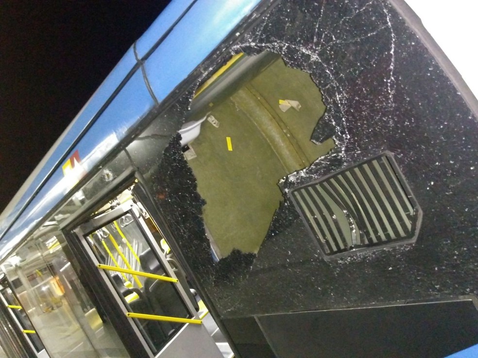 Vidro de BRT foi quebrado durante a madrugada (Foto: ReproduÃ§Ã£o / Consorcio BRT)