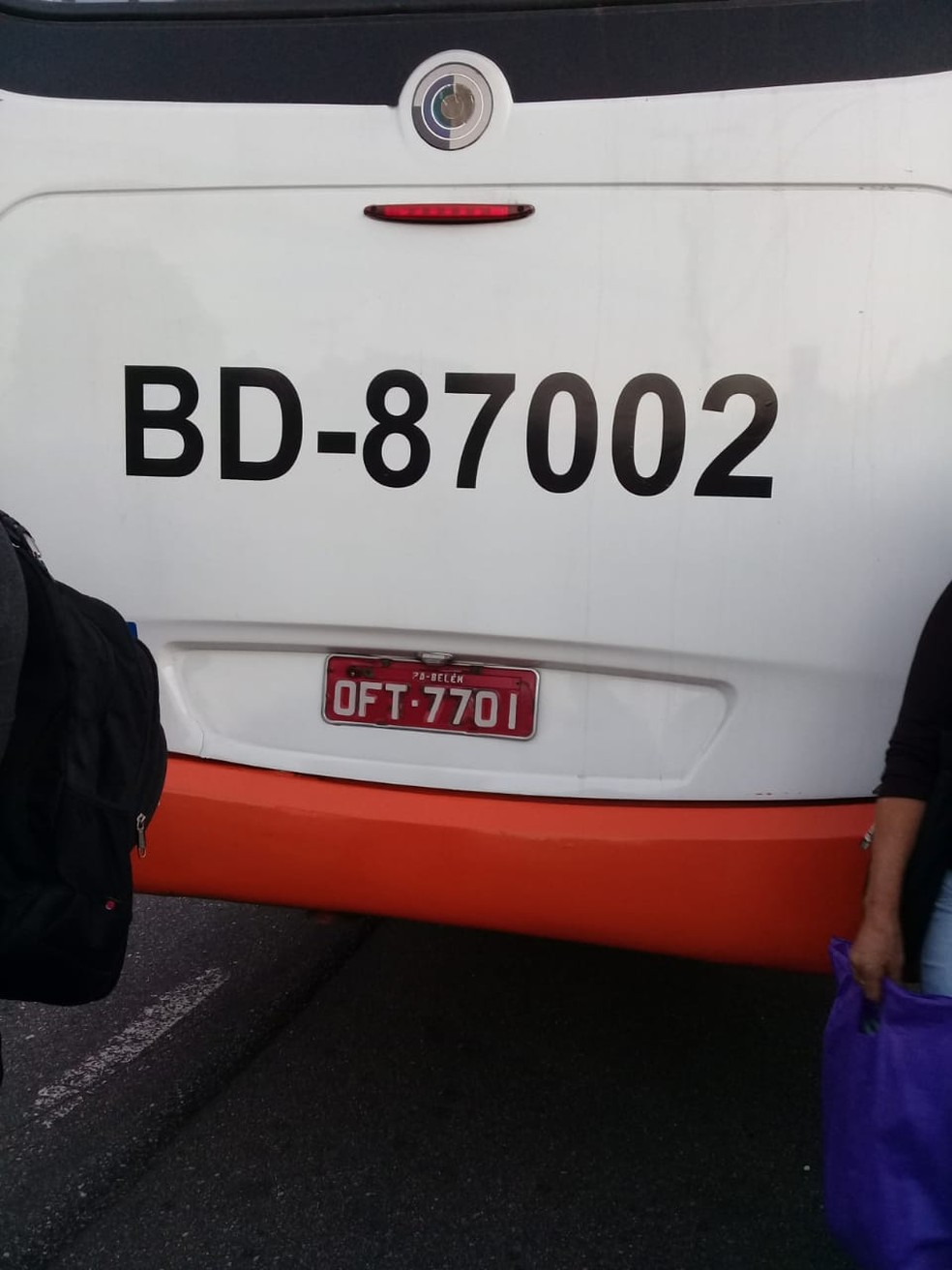Passageiros são transferidos para este terceiro ônibus  (Foto: Luiz Cláudio Fernandes)