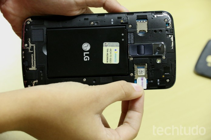 Coloque o primeiro chip no LG K10 (Foto: Anna Kellen Bull/TechTudo)