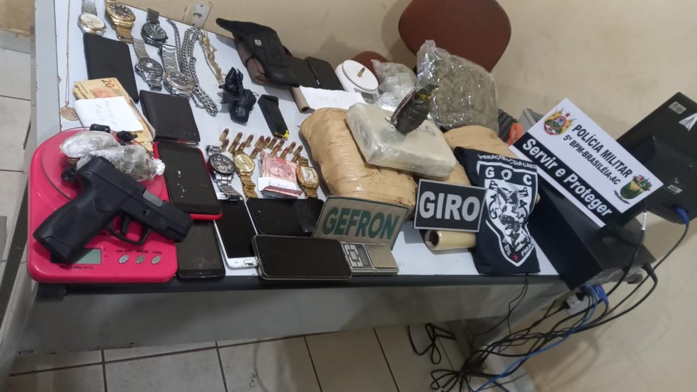 Durante ação, polícia apreendeu granada, arma, munições, drogas e outros objetos  — Foto: Alexandre Lima/Arquivo pessoal