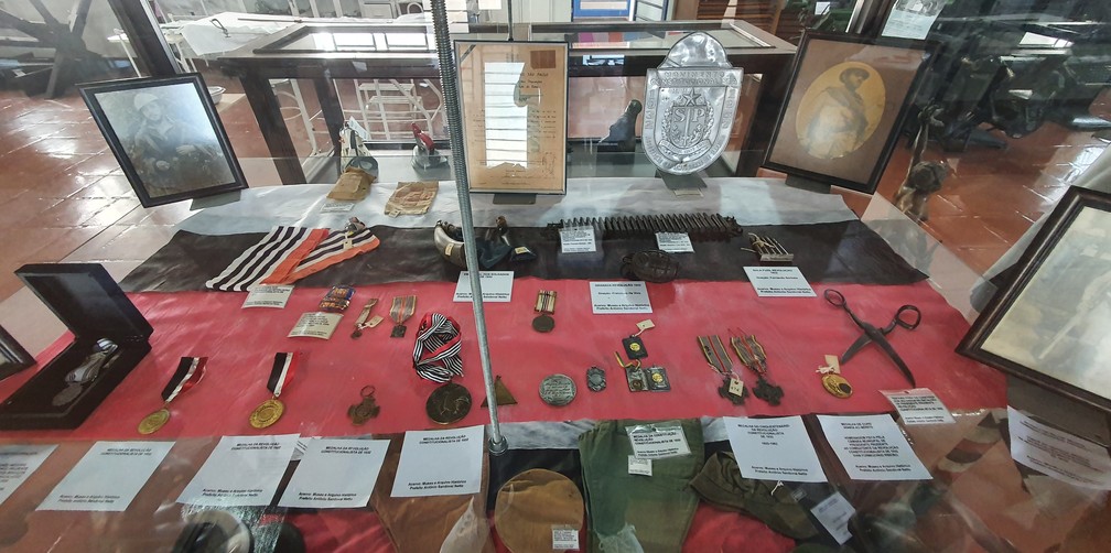 Parte da coleção de itens da Revolução Constitucionalista no Museu e Arquivo Municipal — Foto: Leonardo Bosisio/g1