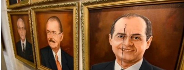 Retratos de  ex-presidentes de o Senado foram rasgadas por radicais em atos terroristas de 8 de janeiro — Foto: Reprodução
