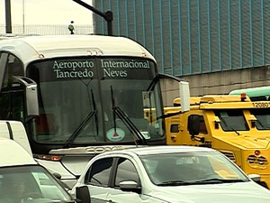 Única opção de transporte coletivo para Confins, ônibus convive diariamente  com congestionamentos (Foto: Reprodução/TV Globo)