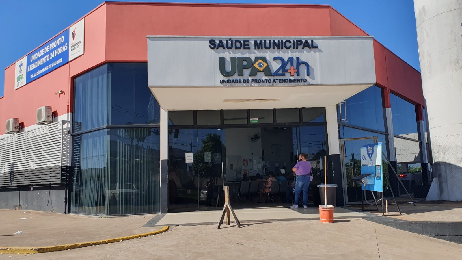 Após ordem judicial, pacientes que estavam em situação crítica na UPA do Jardim Guanabara são transferidos para leitos hosp