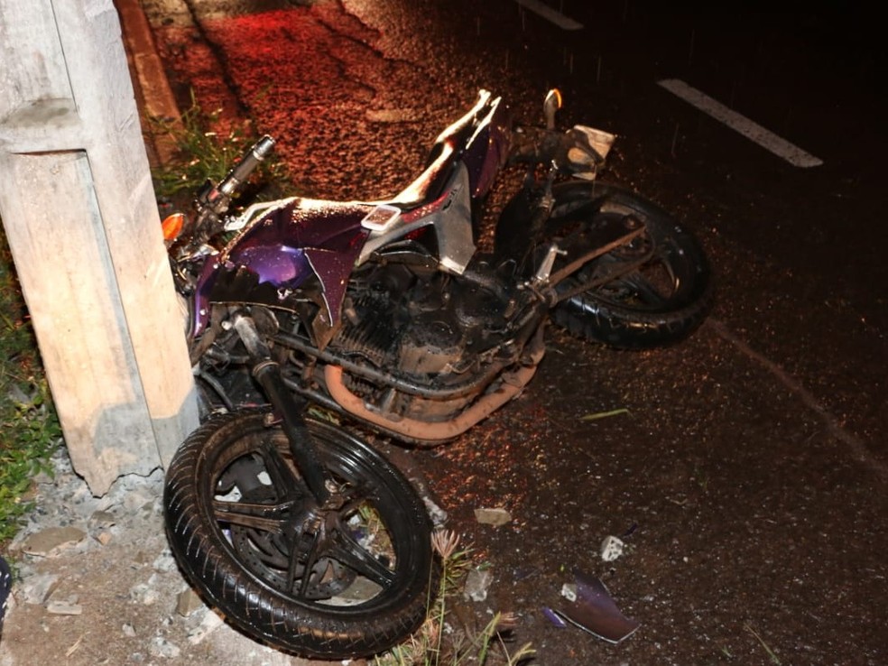 Acidente aconteceu na noite desta quarta-feira, em Maringá — Foto: Notícia Urgente Maringá
