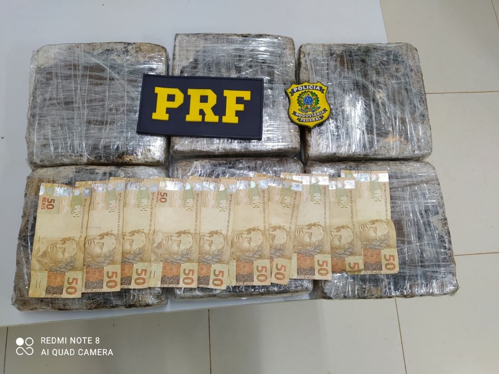 Seis tabletes de drogas apreendidos com passageira de ônibus na BR-163 em Santarém-PA — Foto: Divulgação/PRF
