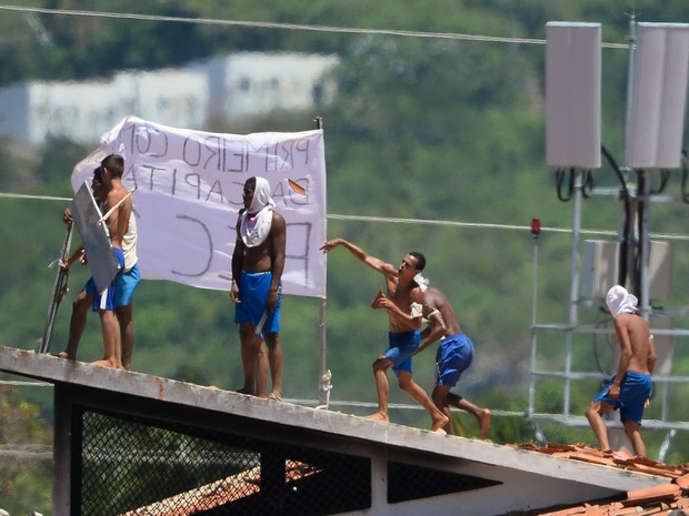 19/01 - Presos são vistos durante um confronto de facções na penitenciária de Alcaçuz, perto de Natal, no Rio Grande do Norte (Foto: Andressa Anholete/AFP)