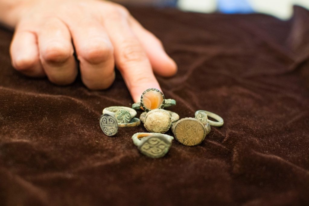 Alguns dos artefatos encontrados israelenses saqueados  (Foto: Divulgação Autoridade de Antiguidades de Israel)