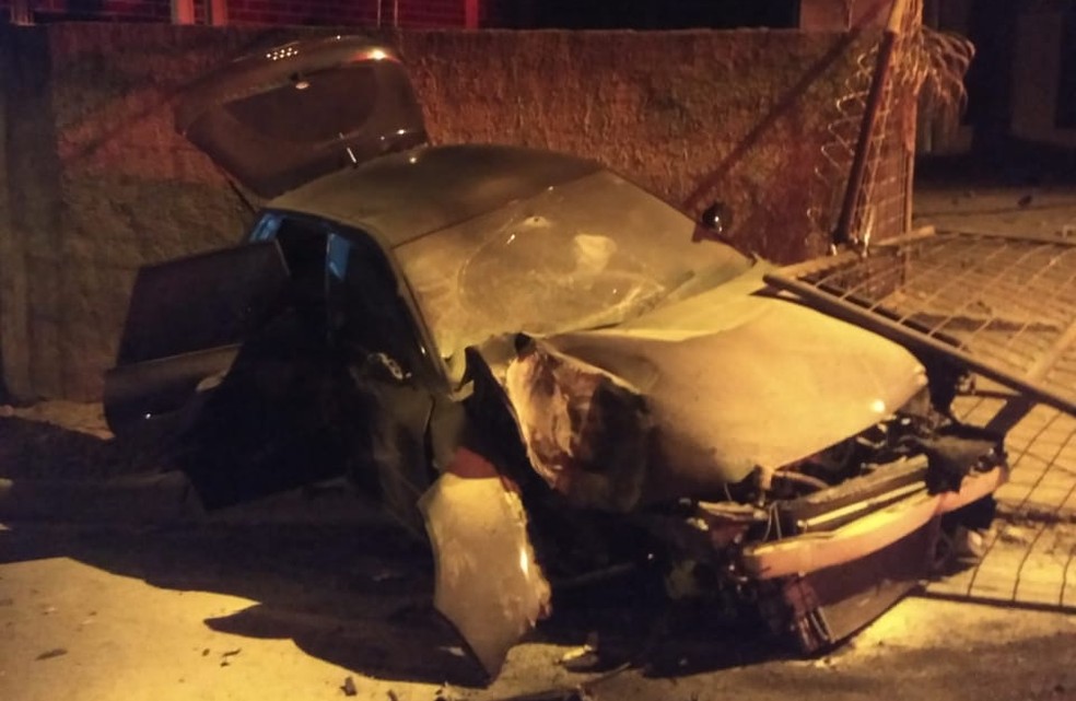 homem perdeu o controle do carro e bateu no muro de uma casa em Piedade — Foto: Divulgação/ Polícia Militar