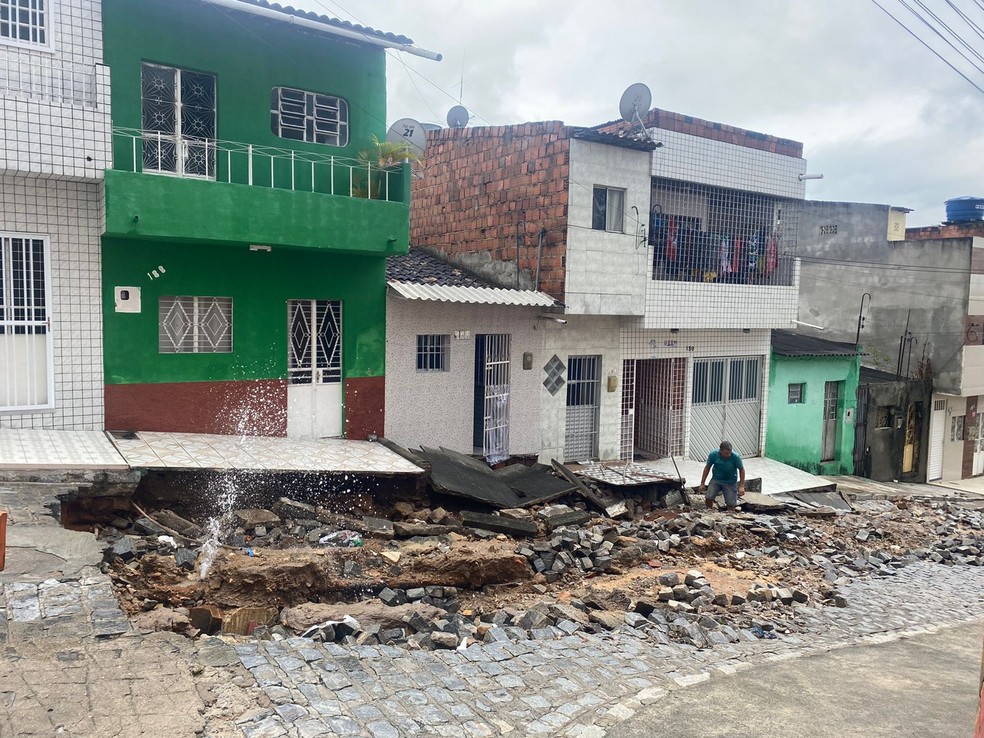Rua Oriental, em Caruaru, ficou destruída após as chuvas — Foto: Rebeca Nunes/TV Asa Branca