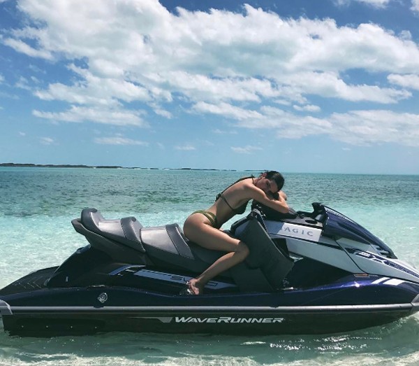 Kendall Jenner exibe corpão em moto aquática (Foto: Reprodução / Instagram)