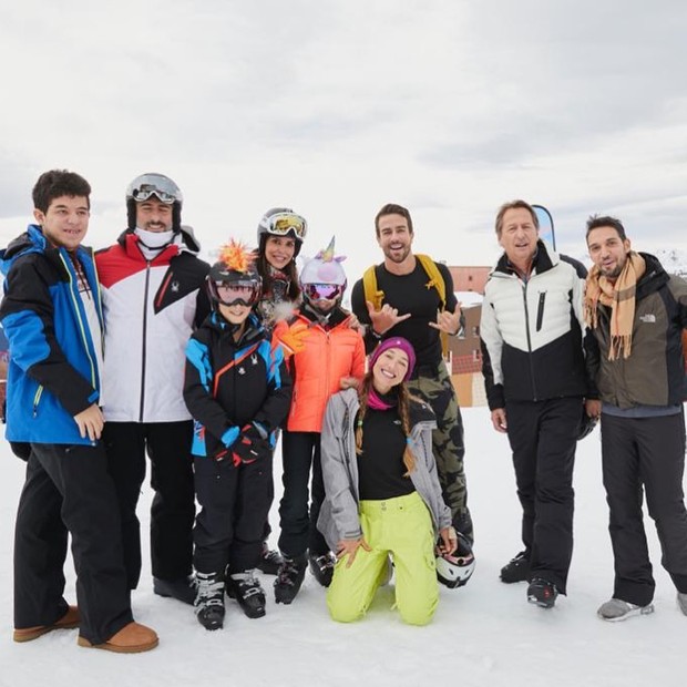 A família de Marcos Mion com amigos e instrutores de esqui (Foto: Reprodução Instagram)