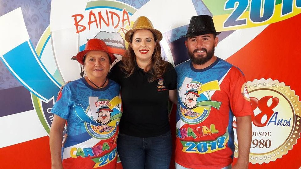 Dona Valcer, à esquerda, junto da família na Banda do Vai Quem Quer, em 2018 — Foto: Reprodução