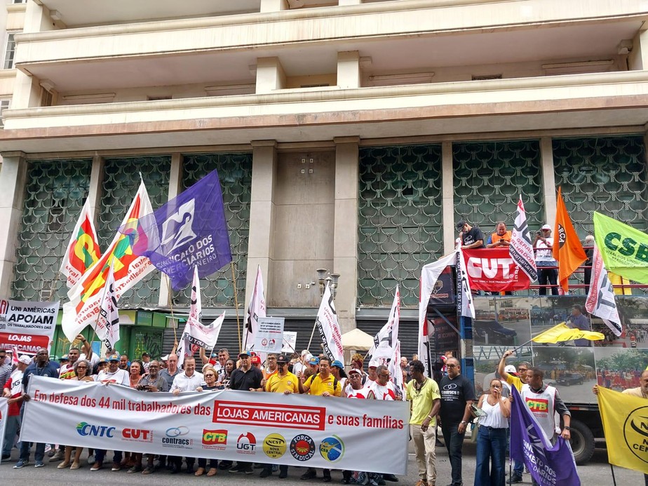 Protesto de sindicatos em frente a uma loja da Americanas, no Centro do Rio
