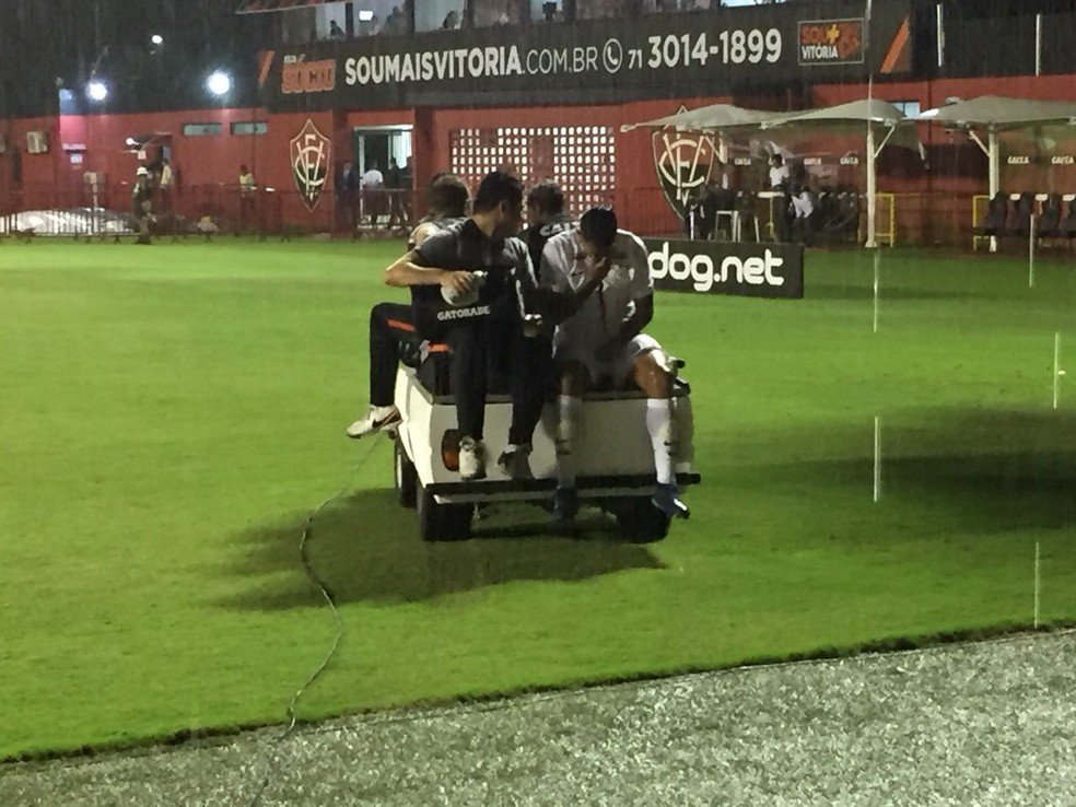 Ralf deixa o campo chorando após lesão no ombro (Foto: Marcelo Braga)
