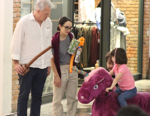 Pedro Bial e Maria Prata passeiam com as filhas em shopping no Rio (Foto: Adão/AgNews)