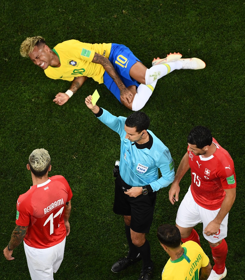 Jogador da SuÃ­Ã§a recebe cartÃ£o amarelo apÃ³s falta em Neymar (Foto: AFP)