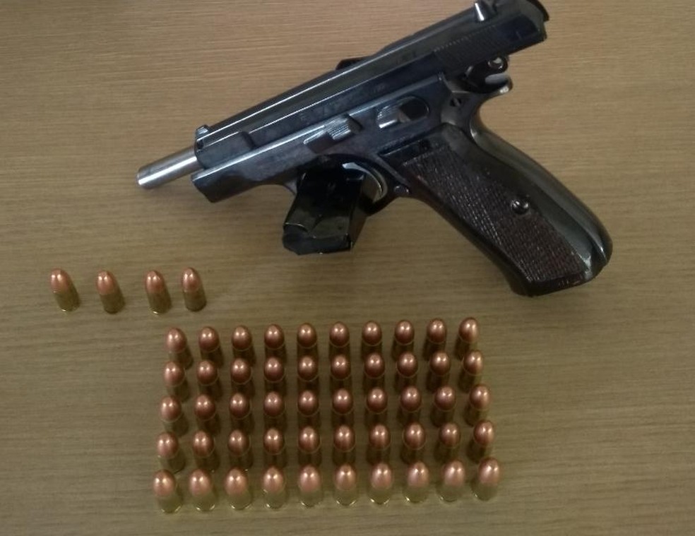 Homem foi preso em flagrante por tráfico de drogas e porte ilegal de arma de fogo — Foto: Divulgação/Polícia Rodoviária de Botucatu