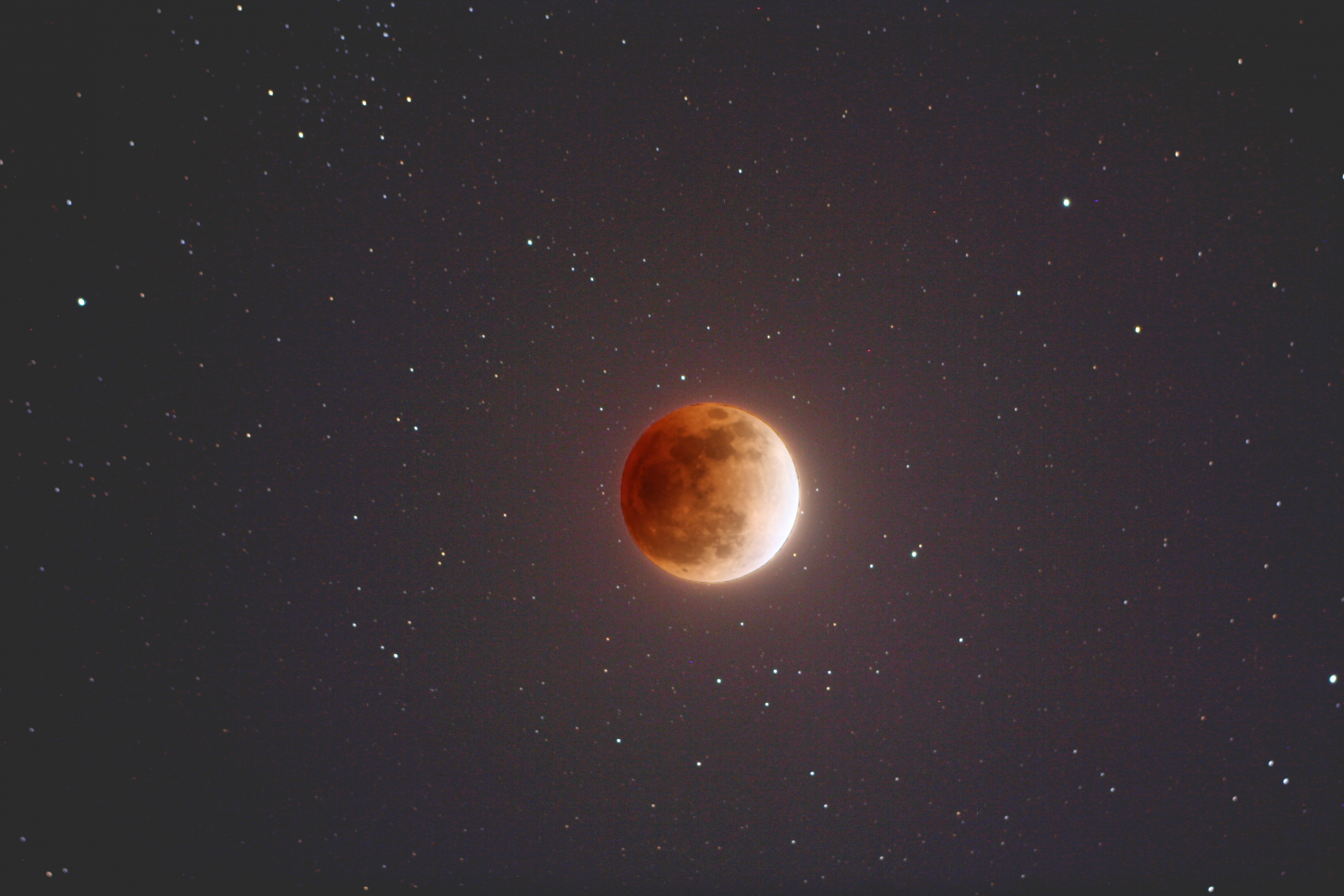 coloração avermelhada do fenômeno lhe rendeu o apelido de 'lua de sangue' (Foto: NASA)