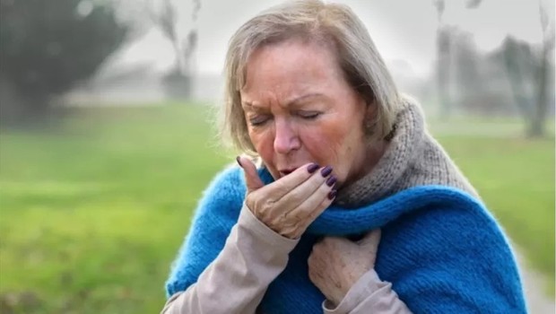 Desde o começo da pandemia, tosse seca tem sido um dos sintomas mais comuns de quem tem covid (Foto: Getty Images via BBC)