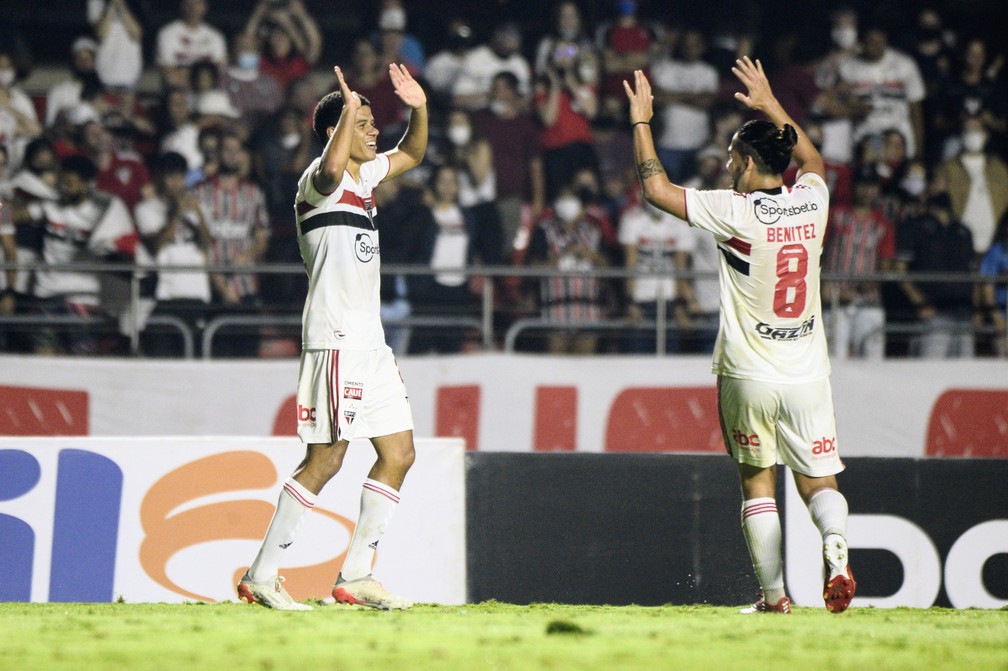 Gabriel Sara comemora com Benítez o segundo gol do São Paulo — Foto: Marcos Ribolli