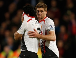 Luis Suarez e Gerrard, Crystal Palace x Liverpool (Foto: AFP)