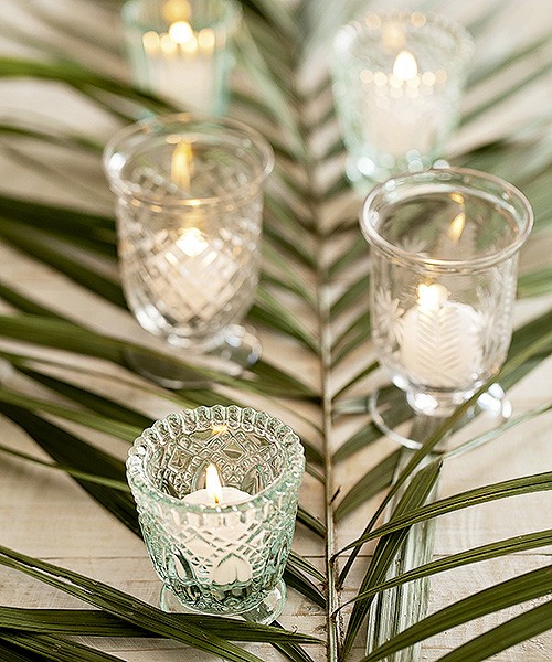 Folhas de palmeiras, como a fênix, combinadas com velas, formam lindos centros de mesa. Porta-velas Ideia Única (Foto: Elisa Correa/Editora Globo)