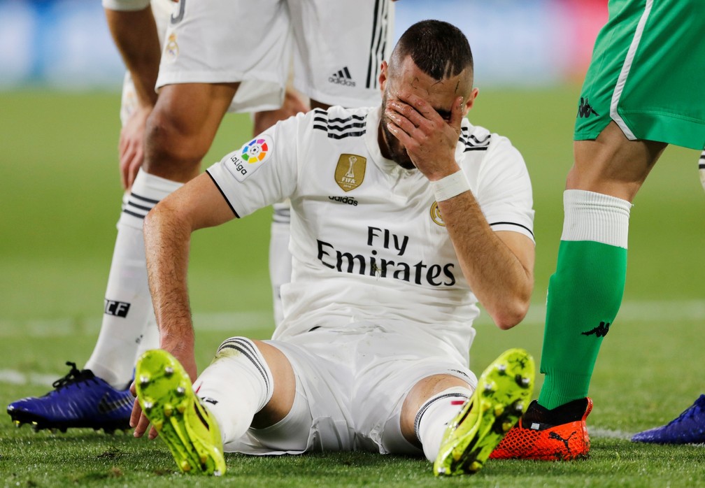 Benzema, do Real Madrid, com semblante de dor logo após sofrer a fratura — Foto: REUTERS/Marcelo Del Pozo