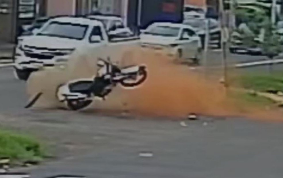 Motociclista é internado após bater em placa de sinalização em avenida de Birigui - SP