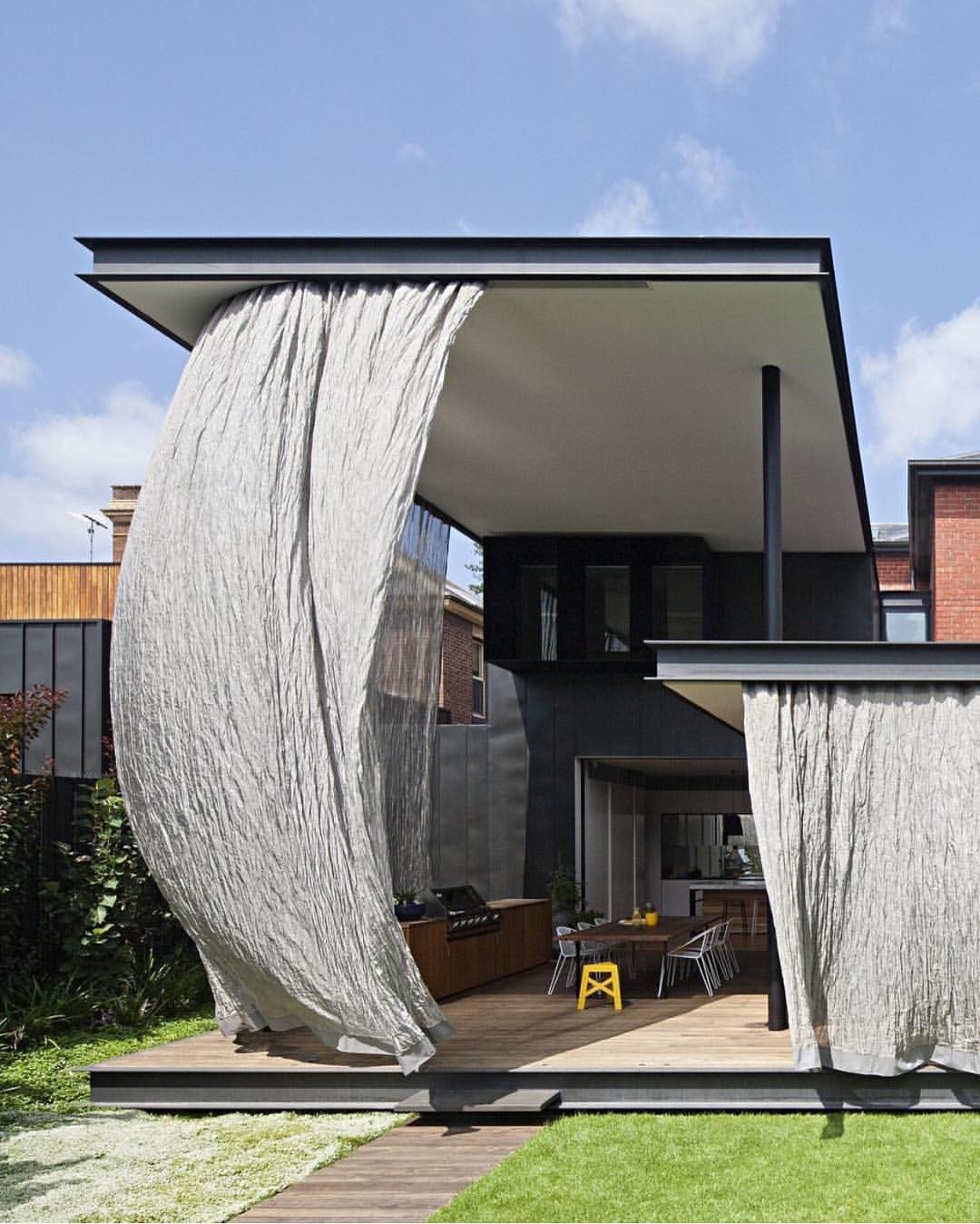 Casa em Melbourne tem cortinas no lugar das paredes  (Foto: Reprodução/ Instagram/ @mattgibsonad)